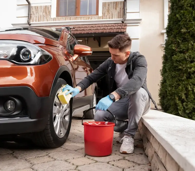 Lavage auto à domicile Dondas : professionnel intervenant sur un véhicule